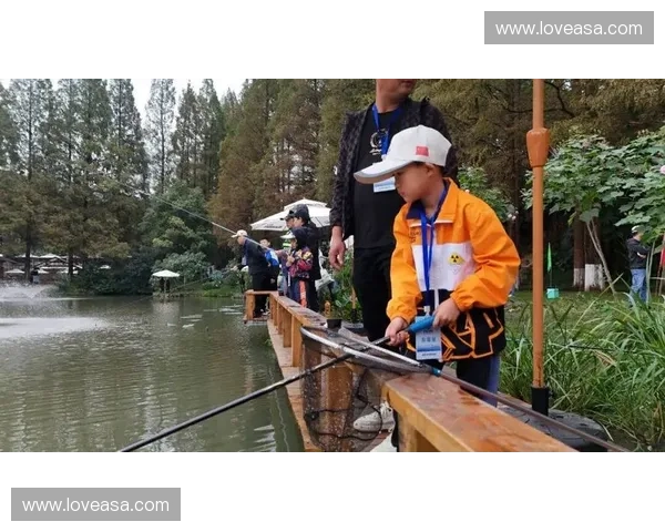 钓鱼直播新体验：带你走进大自然的水域，尽享悠闲与刺激的完美结合